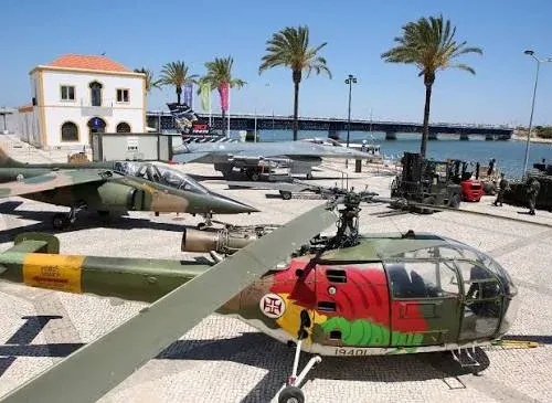 Taxi de Huelva al aeródromo de Portimão: aviones militares y un helicóptero expuestos junto al paseo marítimo