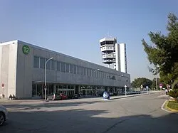 Taxi de Huelva al aeropuerto de Alicante-Elche: la fachada de la terminal y la torre de control
