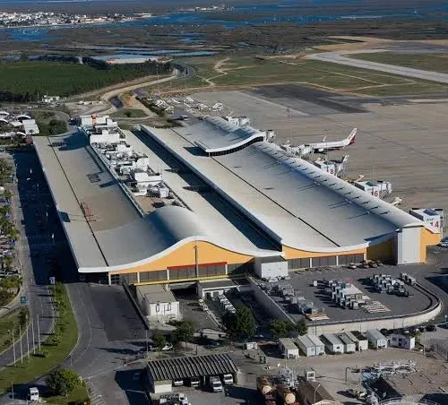 Taxi de Huelva al aeropuerto de Faro: vista aérea de la terminal, con la Ría Formosa detrás