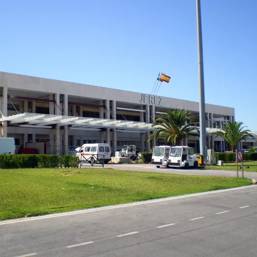 Taxi de Huelva al aeropuerto de Jerez: la fachada de la terminal, con el rótulo Jerez