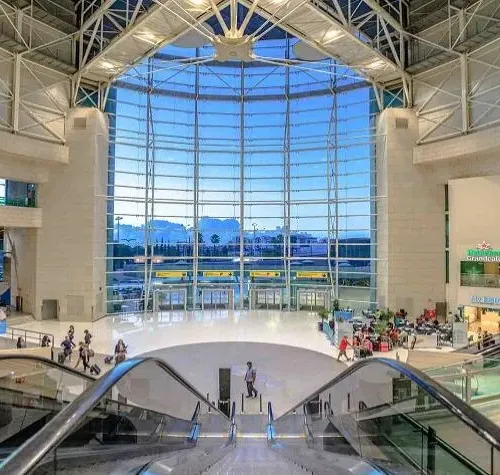 Taxi de Huelva al aeropuerto de Lisboa: el gran ventanal y las escaleras mecánicas de la terminal