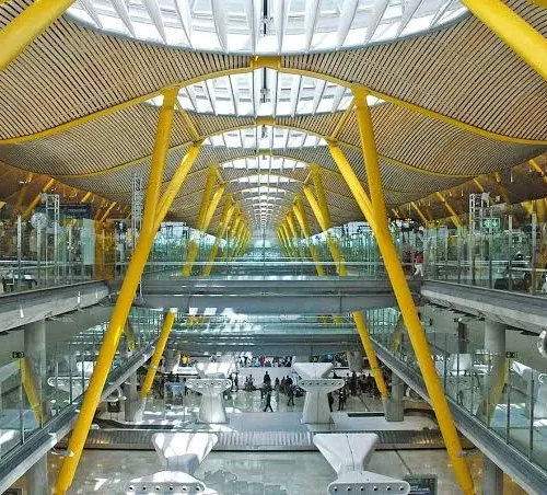 Taxi de Huelva al aeropuerto de Madrid-Barajas: la estructura de bambú y las columnas amarillas de la T4