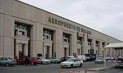 Taxi de Huelva al aeropuerto de Málaga: la fachada de la terminal, con el rótulo Aeropuerto de Málaga