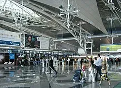 Taxi de Huelva al aeropuerto de Oporto: el vestíbulo de facturación, con los mostradores y los paneles de vuelos