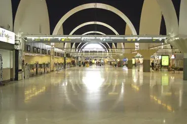 Taxi de Huelva al aeropuerto de Sevilla: el vestíbulo con los arcos blancos característicos de la terminal