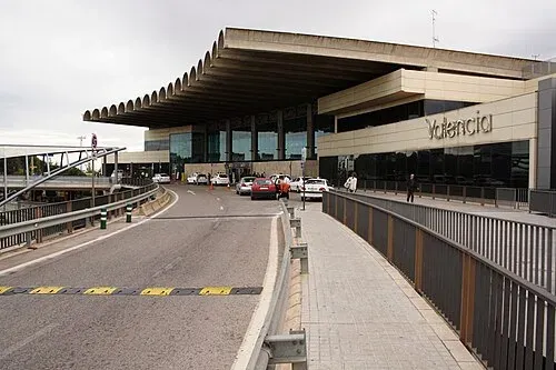 Taxi de Huelva al aeropuerto de Valencia: la fachada de la terminal, con el rótulo Valencia y la marquesina curva