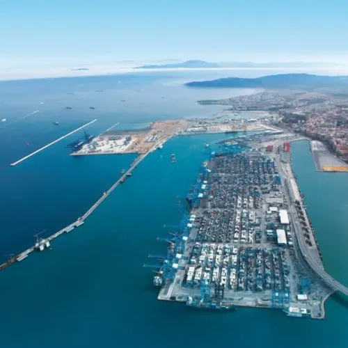 Taxi de Huelva al puerto de Algeciras: vista aérea del puerto, con la terminal de contenedores