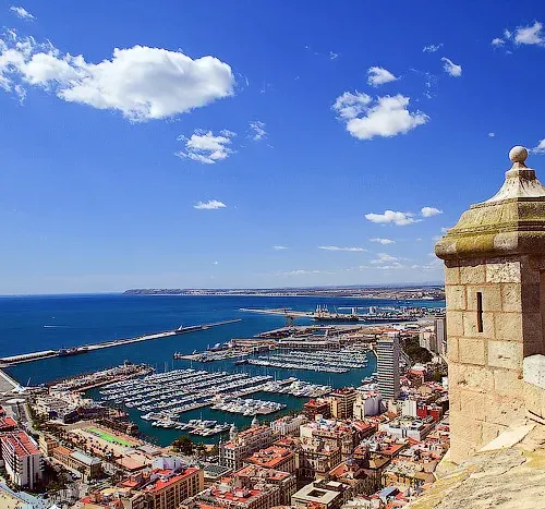 Taxi de Huelva a Alicante: la vista desde el castillo de Santa Bárbara sobre el puerto y la ciudad