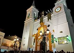 Taxi de Huelva a Almonte: la iglesia iluminada en una noche de fiesta
