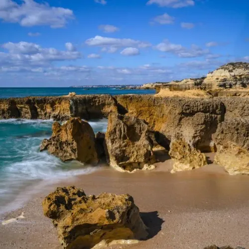 Taxi de Huelva a Altura: la costa del Algarve, con sus acantilados de roca caliza