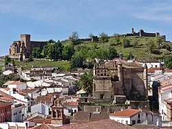 Taxi de Huelva a Aracena: el castillo y la Iglesia Prioral sobre el pueblo