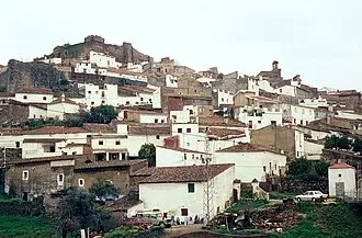 Taxi de Huelva a Aroche: el pueblo blanco con el castillo en lo alto