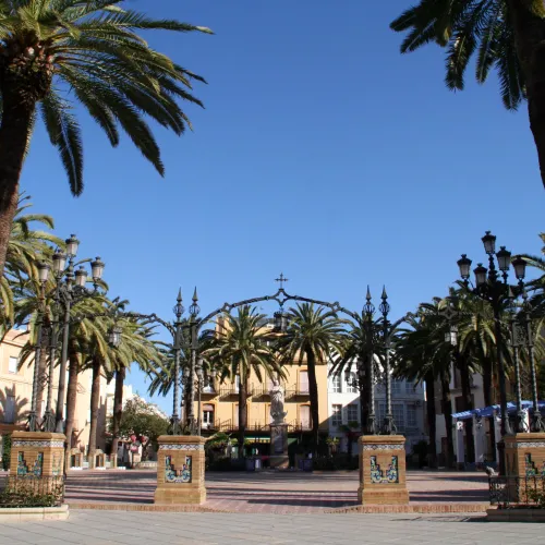 Taxi de Huelva a Ayamonte: la plaza del pueblo, con sus farolas de forja y las palmeras