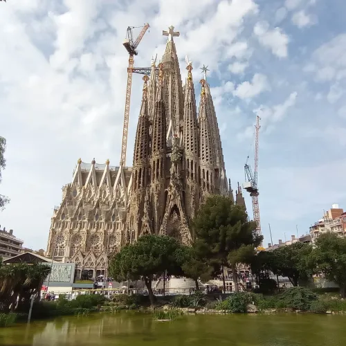 Taxi de Huelva a Barcelona: la Sagrada Família, con las grúas de la obra todavía visibles