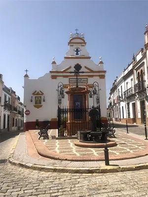 Taxi de Huelva a Bollullos Par del Condado: una ermita blanca en una calle del pueblo