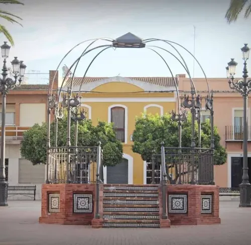 Taxi de Huelva a Bonares: el templete de la plaza del pueblo