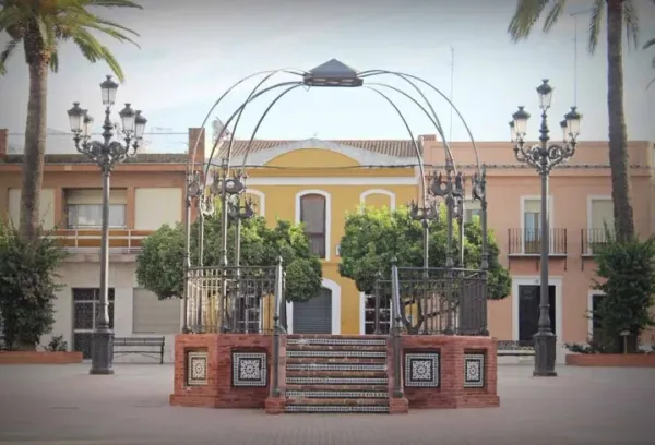 Taxi de Huelva a Bonares: el templete de la plaza del pueblo