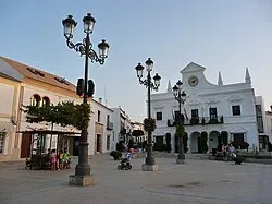 Taxi de Huelva a Cartaya: la plaza del pueblo, con el reloj del ayuntamiento