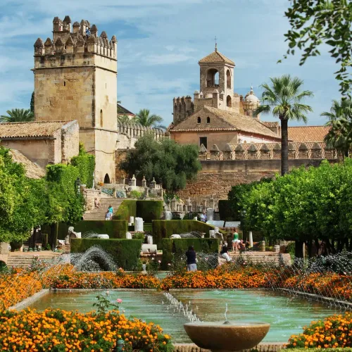 Taxi de Huelva a Córdoba: los jardines del Alcázar de los Reyes Cristianos, con sus fuentes