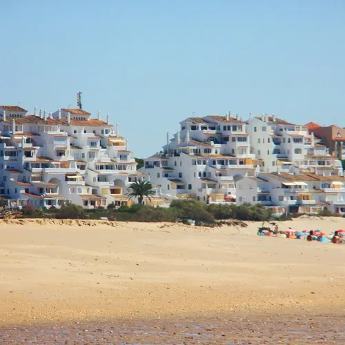 Taxi de Huelva a El Portil: los edificios frente a la playa