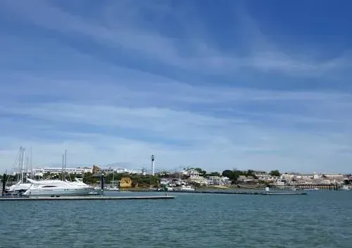 Taxi de Huelva a El Rompido: el puerto deportivo, con el faro al fondo