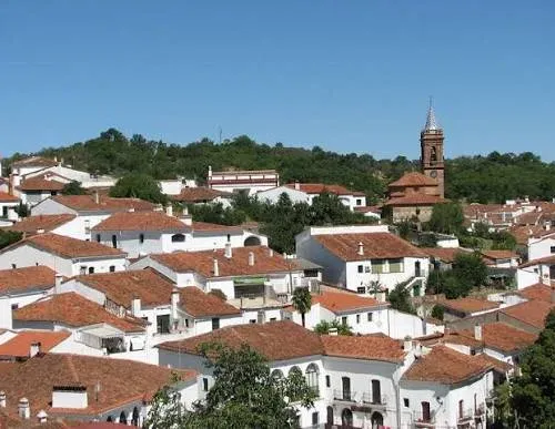 Taxi de Huelva a Fuenteheridos: el caserío blanco del pueblo, con la torre de la iglesia