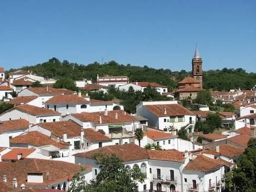 Taxi de Huelva a Fuenteheridos: el caserío blanco del pueblo, con la torre de la iglesia