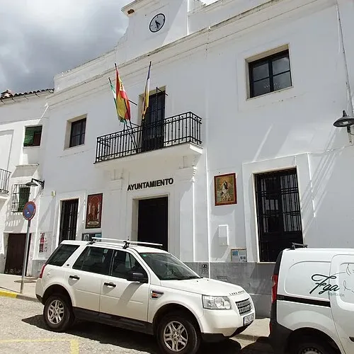 Taxi de Huelva a Galaroza: la fachada del Ayuntamiento