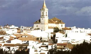 Taxi de Huelva a Gibraleón: el caserío blanco del pueblo, con la torre de una de sus iglesias
