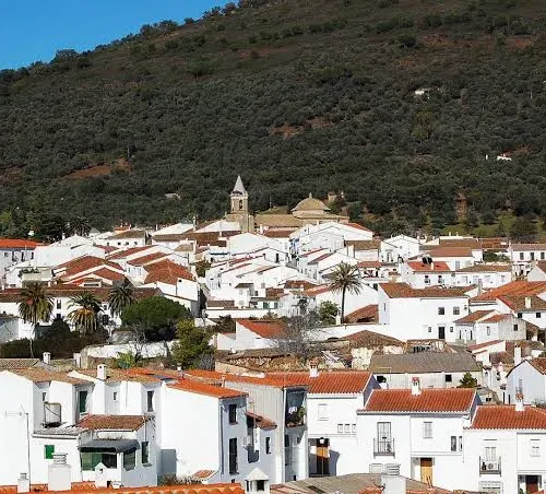 Taxi de Huelva a Higuera de la Sierra: el caserío blanco del pueblo, con la sierra al fondo