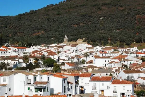 Taxi de Huelva a Higuera de la Sierra: el caserío blanco del pueblo, con la sierra al fondo