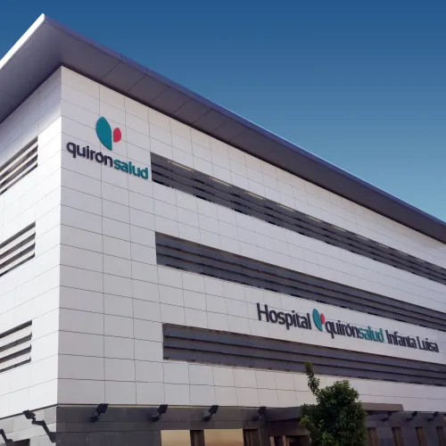 Taxi de Huelva al Hospital Quirónsalud Infanta Luisa: la fachada, con el rótulo Hospital Quirónsalud Infanta Luisa