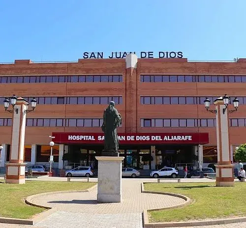 Taxi de Huelva al Hospital San Juan de Dios del Aljarafe: la fachada del hospital, con la estatua de San Juan de Dios en la entrada