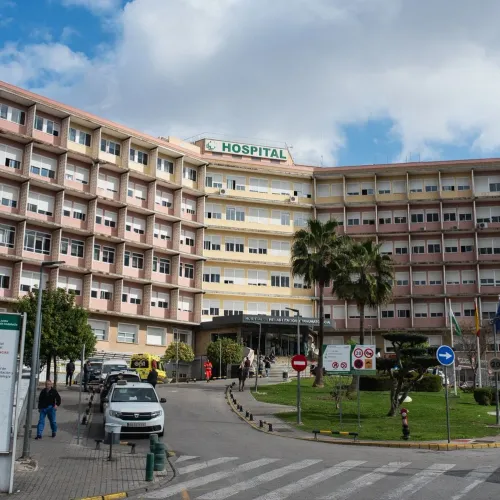 Taxi de Huelva al Hospital Virgen del Rocío: la fachada del hospital, con la entrada de urgencias