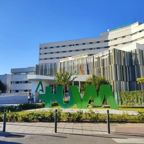 Taxi de Huelva al Hospital Virgen Macarena: la entrada, con las siglas HUVM en verde