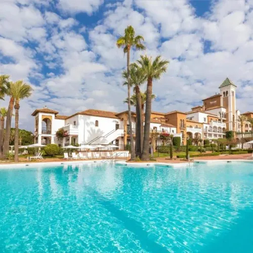 Taxi de Huelva al Barceló Isla Canela, en Isla Canela: la piscina principal, con la torre del hotel al fondo
