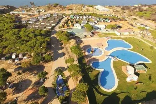 Taxi de Huelva al Camping Doñana Playa, en Mazagón: vista aérea del camping, con los bungalós y las piscinas