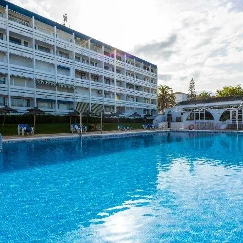 Taxi de Huelva al Hotel Flamero, en Matalascañas: la piscina, con la fachada del hotel detrás