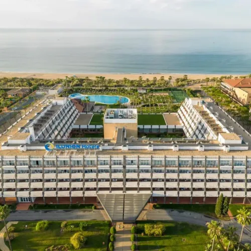 Taxi de Huelva al Ilunion Islantilla, en Islantilla: vista aérea, con la piscina y la playa justo detrás