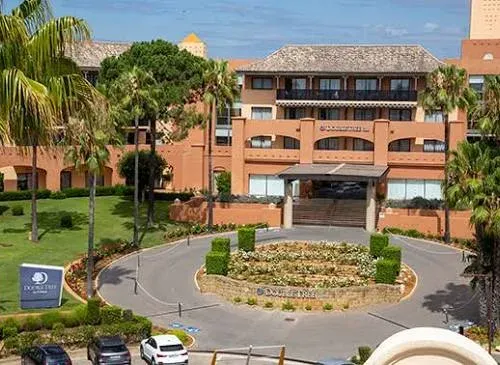 Taxi de Huelva al Islantilla Golf Resort, en Islantilla: la entrada del hotel, con el jardín circular