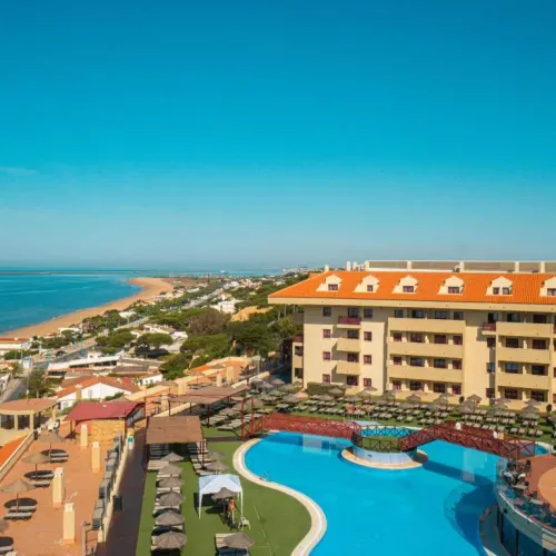 Taxi de Huelva al Ohtels Mazagón, en Mazagón: vista aérea, con la piscina y la playa detrás