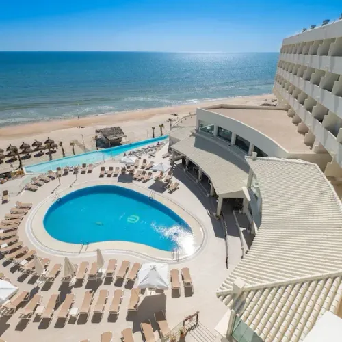 Taxi de Huelva al ON Hotels Oceanfront, en Matalascañas: vista aérea, con la piscina junto a la misma playa