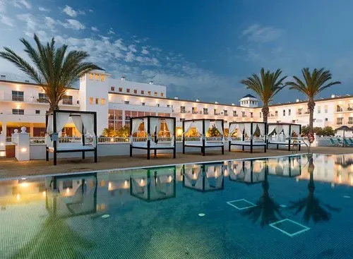 Taxi de Huelva al Playanatural Hotel, en Nuevo Portil: la piscina con las camas balinesas, al anochecer