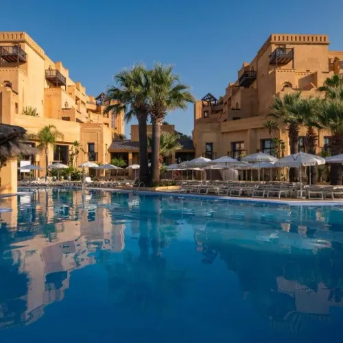 Taxi de Huelva al Vila Galé Isla Canela, en Isla Canela: la piscina, con la arquitectura de estilo árabe del hotel