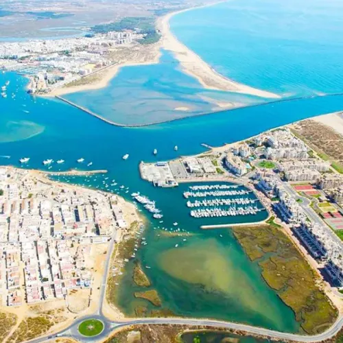 Taxi de Huelva a Isla Canela: vista aérea de la marina en la desembocadura del Guadiana, frente a Ayamonte