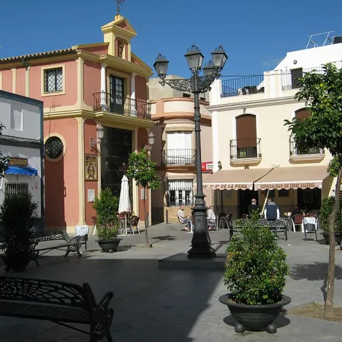 Taxi de Huelva a Isla Cristina: la plaza del pueblo, con sus terrazas