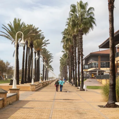 Taxi de Huelva a Islantilla: el paseo marítimo con las palmeras y los restaurantes