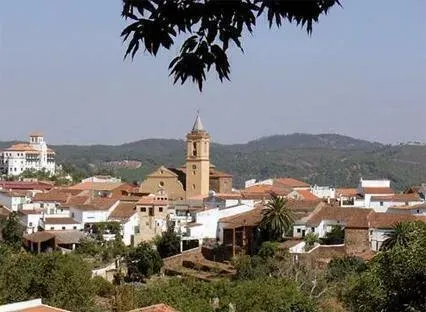Taxi de Huelva a Jabugo: el pueblo entre las colinas de la sierra, con la torre de la iglesia