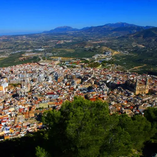Taxi de Huelva a Jaén: vista aérea de la ciudad, con la catedral y la sierra al fondo