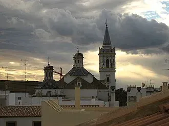 Taxi de Huelva a La Palma del Condado: las torres de la iglesia bajo un cielo de tormenta